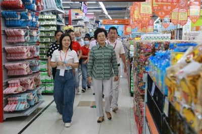 省政协副主席马勇霞一行赴万宁调研商场经营建设